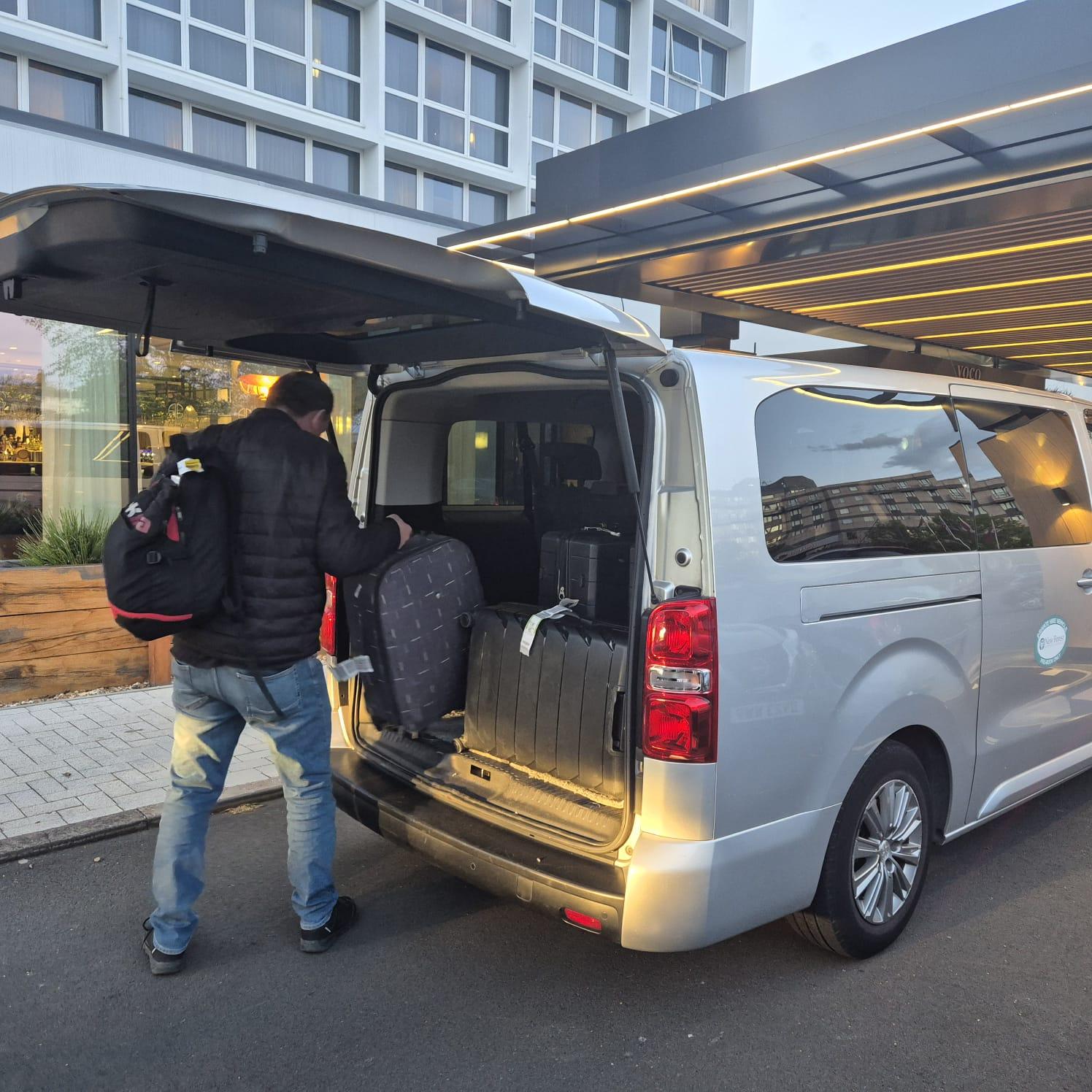 Fixed-price airport transfer saloon car from Southampton