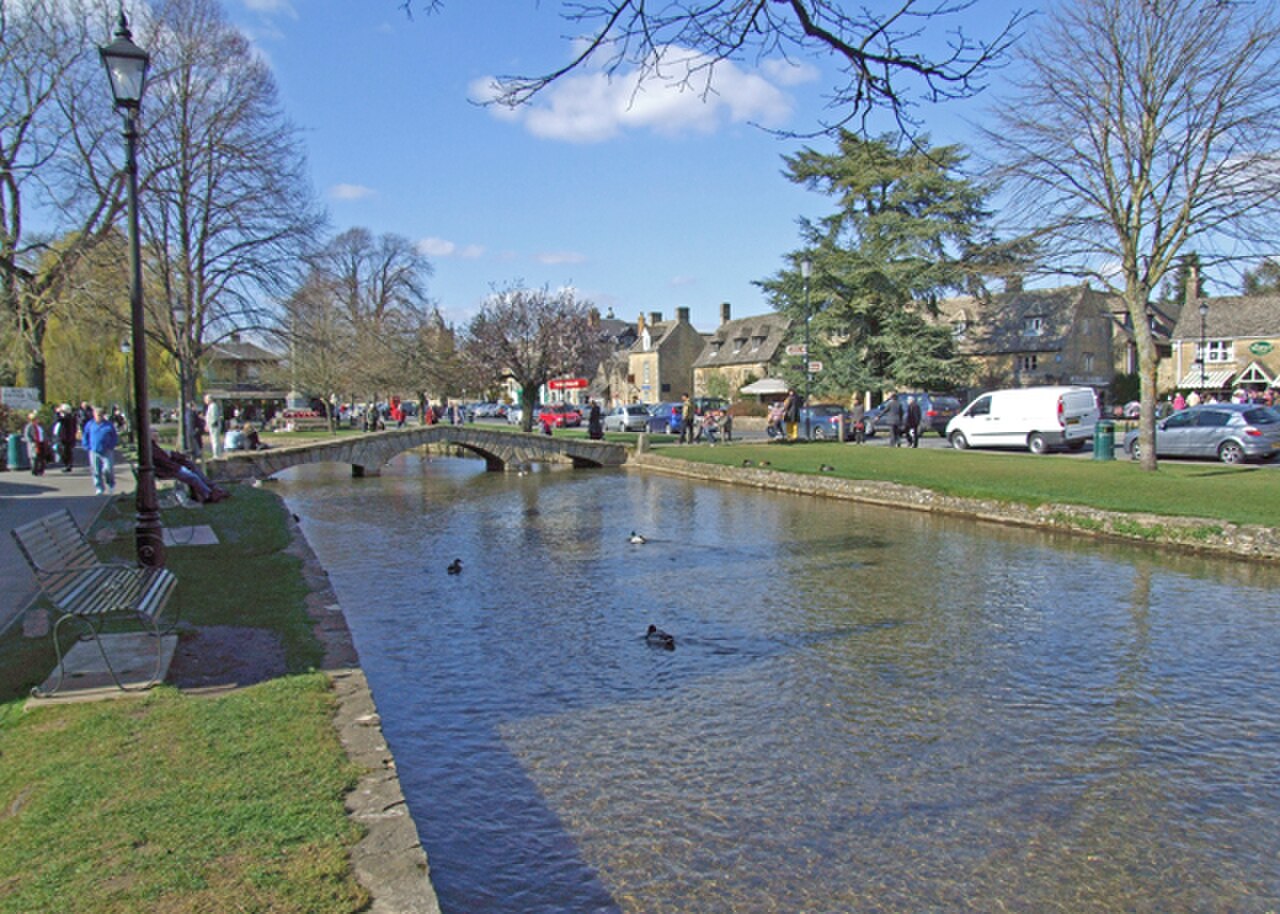 Honey-stone cottages and a stone bridge over the river in Bourton-on-the-Water, Cotswolds